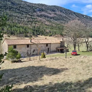 La Grande Maison Dans La Prairie Caille